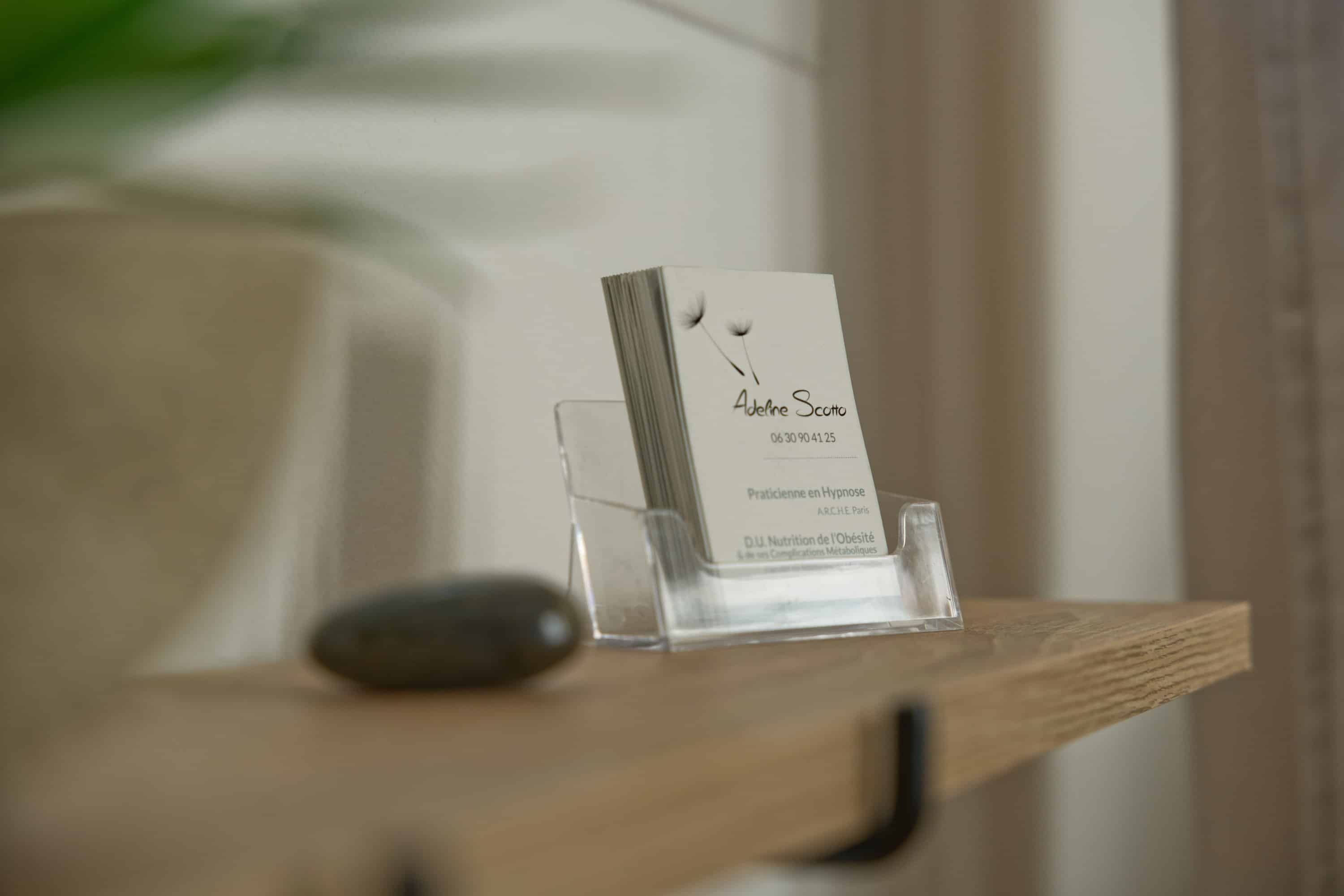 Carte Visite sur étagère Adeline SCOTTO Hypnothérapeute